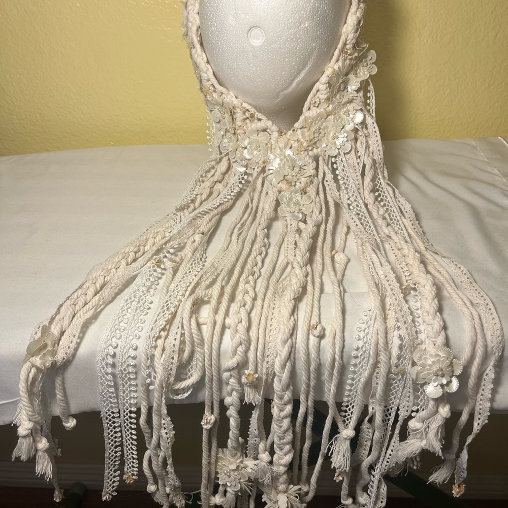 Handmade Elegant ivory boho bridal veil with accessories - Picture 3 of 15